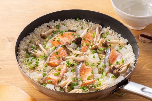 日の出みりんのレシピ フライパンで作る鮭と大根の炊き込みご飯