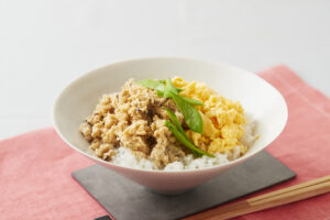 きのことおからの2色そぼろ丼